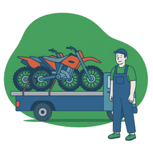 Un homme en salopette souriant à côté d’un camion transportant deux motos attachées avec des sangles, illustration sur le transport de moto